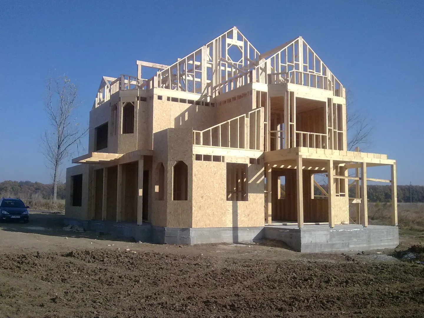 Structura din lemn a acoperișului, văzută în timpul construcției