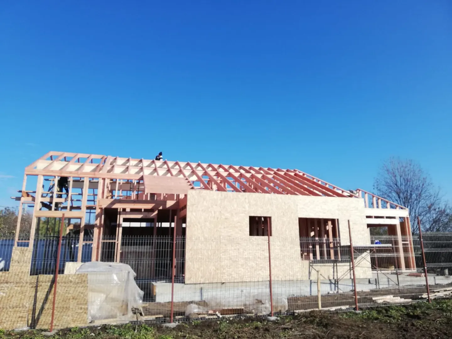 Casa Bogdan, structura casei cu mansardă în curs de montaj