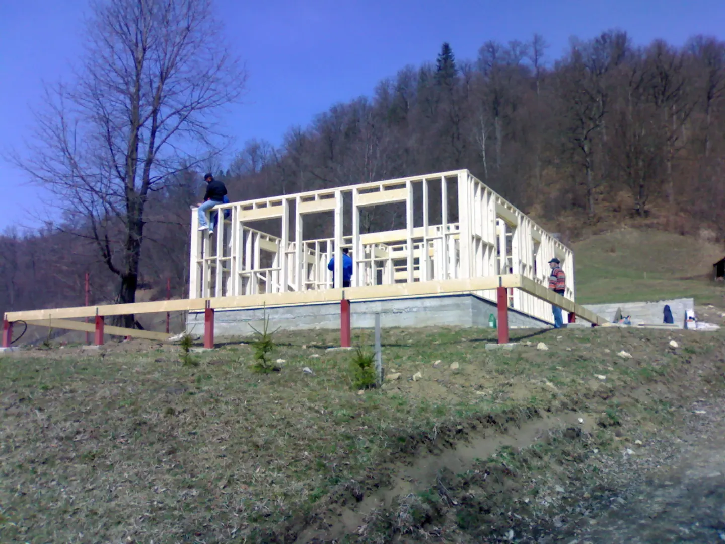 Casa Gheorghe, structura albă a terasei și a pereților