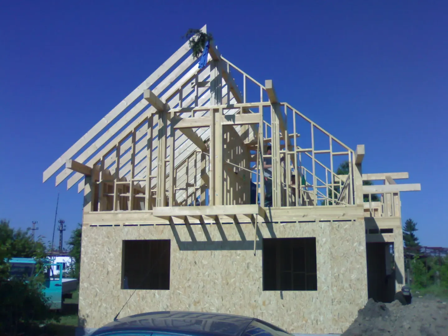 Casa Ionuț, structura acoperișului în curs de montaj