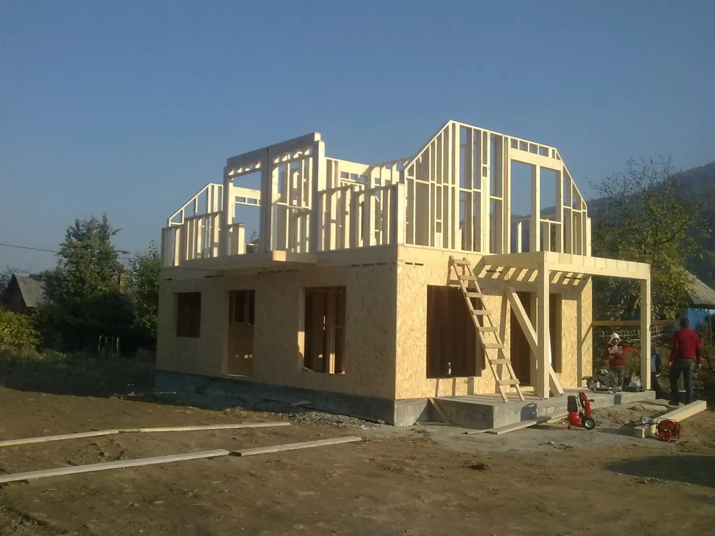 Casa Laurențiu, pereții ambelor niveluri ridicați