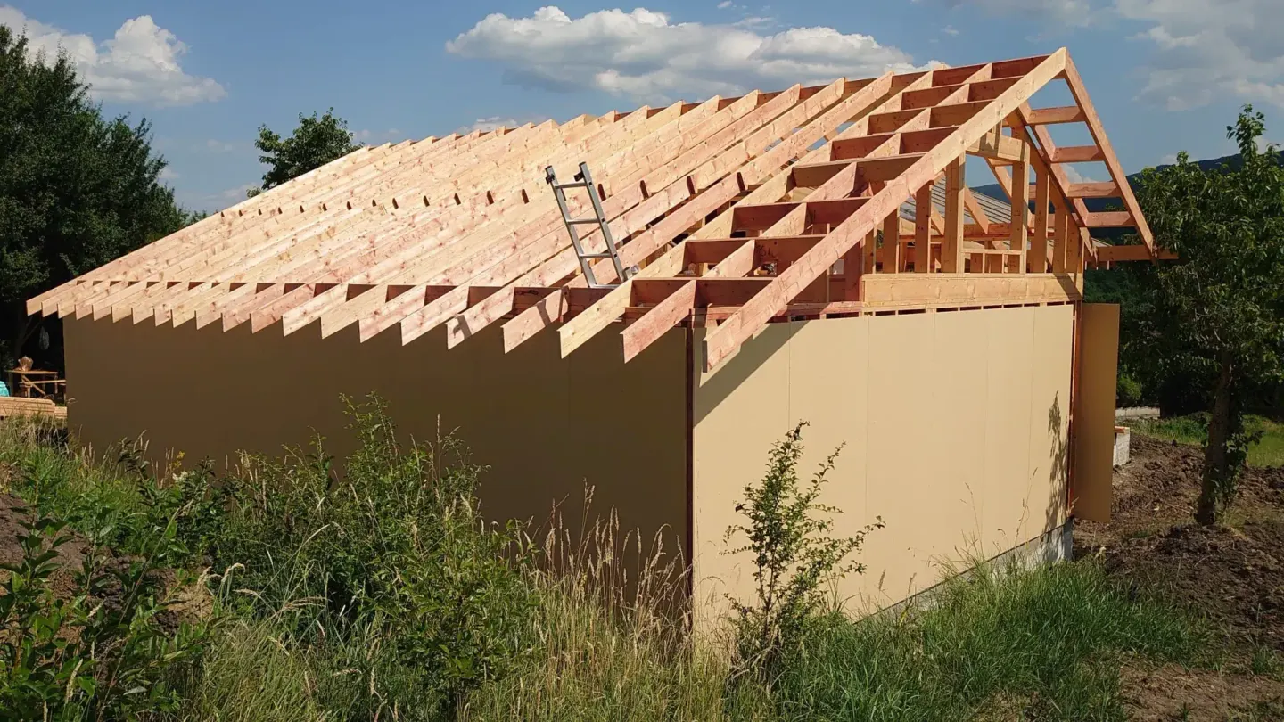 Structură din lemn prefabricată, ridicată pe șantier
