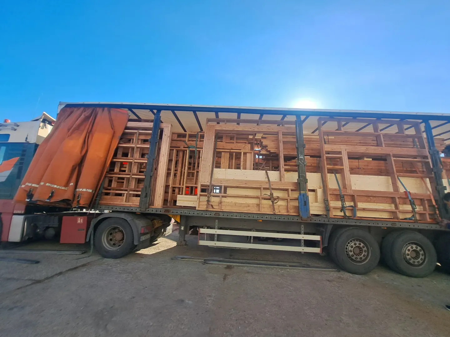 Casa Marian, elemente prefabricate transportate spre șantier