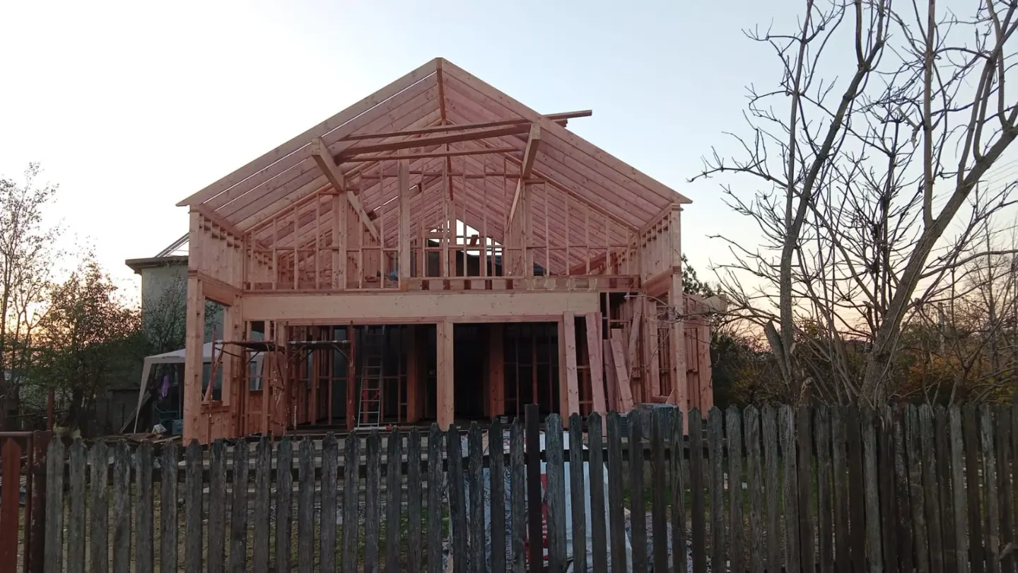 Casa Marian, șarpanta din lemn montată peste etaj