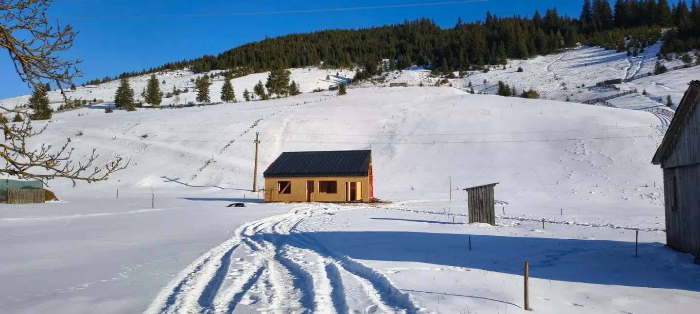 Casa Nicolae, învelitoarea acoperișului în curs de montaj