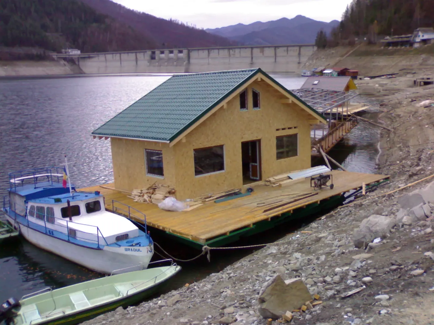 Casa Silviu, cabana finalizată și ancorată pe lac