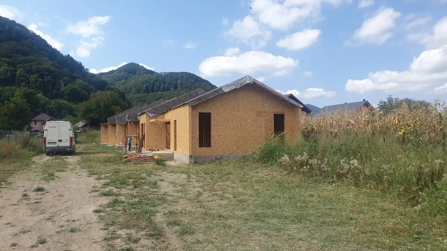 Case Cristina, închiderea anvelopei și montarea șarpantei